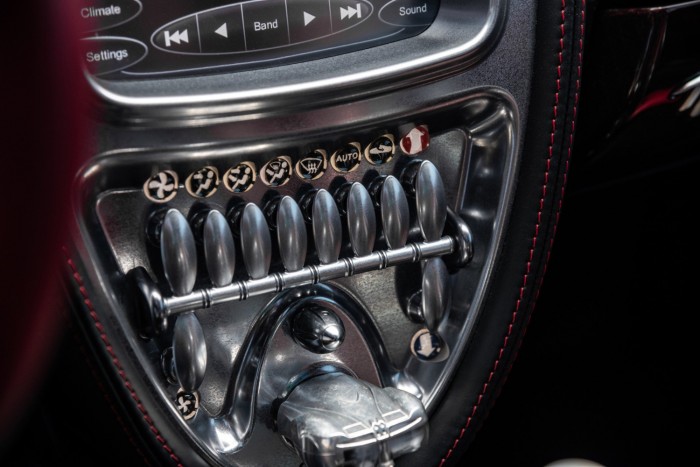 Szavunk is eláll ettől a vörös karbon-Paganitól 6 Szavunk is eláll ettől a vörös karbon-Paganitól 6