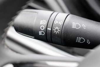 Új megoldás jöhet az autókba az indexkar helyett