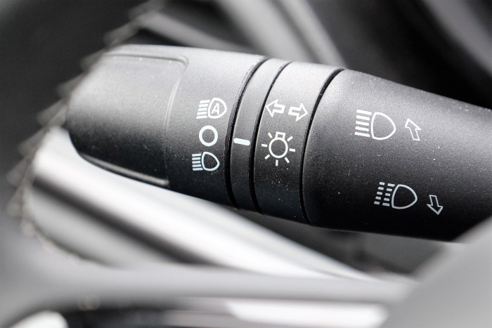 Új megoldás jöhet az autókba az indexkar helyett