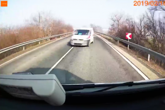 Csak a sofőr lélekjelenlétén múlt, hogy nem történt gyermektragédia a 6-oson