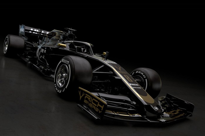 Fekete lett az első 2019-es Forma-1-es autó