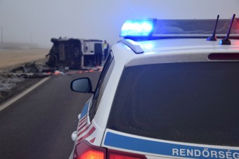 Felborult egy tréler, teljes útzár az M5-ösön