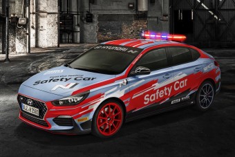 A Hyundai sportszedánja vigyáz a motorosok biztonságára