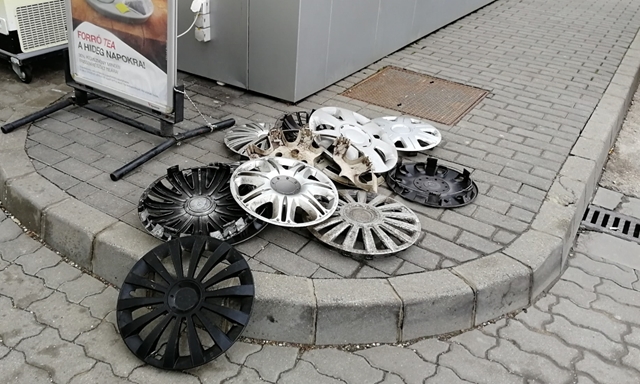 Íme a 10-es út hírhedt kátyújának egyetlen napi dísztárcsatermése 2