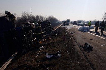 Felborult egy kamion az M1-esen, brutális a dugó