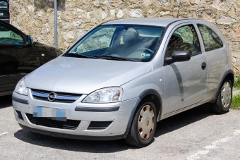 Megszúrlak, ha nem adod el az autót nekünk, a rákos k…a anyádat!