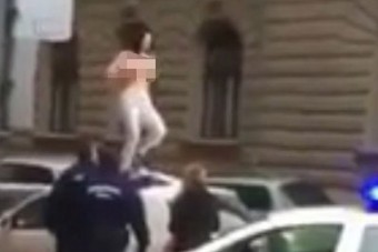 Meztelen melleit rázta egy autó tetején egy nő Budapesten - videó