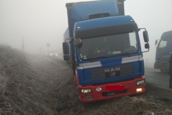 Kettős záróvonalon, ködben előzött a román kamionos a 3-ason, azonnal elvették a jogsiját