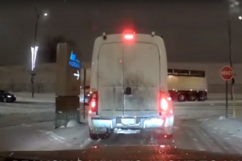 Végig ordított, ahogy szép lassan belecsúszott a teherautóba