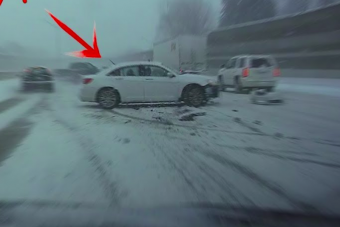 Egy szemvillanás alatt úszott meg két ütközést az autós