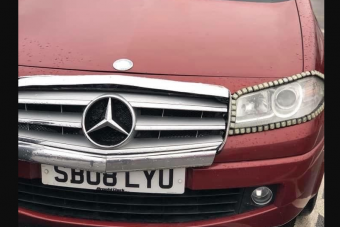 Ez a Mercedesszé torzított Renault poénnak azért erős