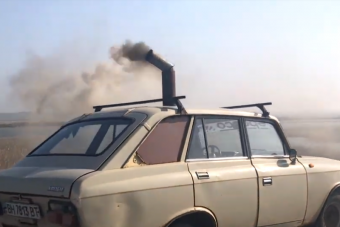 Fázott, amíg a párját várta, kályhát szerelt a kocsiba