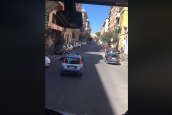 Ahogy az olasz rendőrök buszt kísérnek, azt látni kell