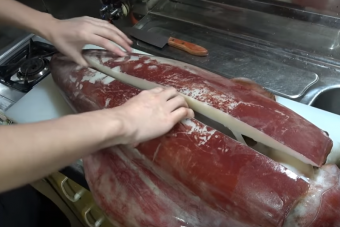 Így bontanak szét egy tengeri szörnyet a japánok