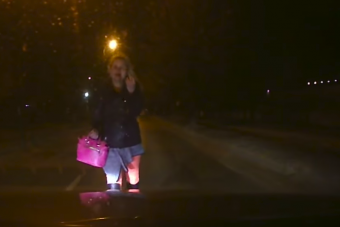 Szembejött a nő, és határozottan tépni kezdte a BMW-márkajelet