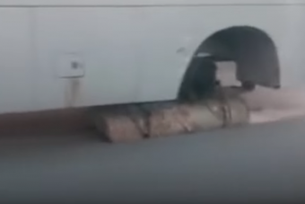 Farönkkel pótolták a busz kitört kerekét, bevált a vad ötlet