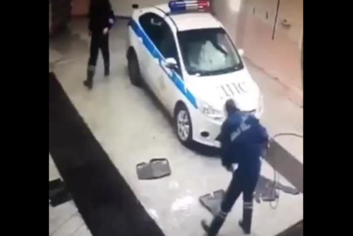 Autómosás helyett egymással szórakoztak az orosz rendőrök