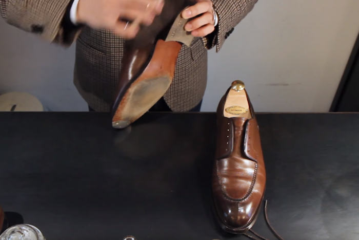 Most megnézheted, hogy dolgozik egy nemzeti bajnok cipőpucoló