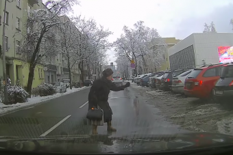 Ilyen egy forgalomirányító üzemmódba kapcsolt néni