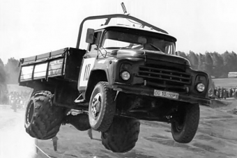 Ezért volt kék-fehér a legendás ZIL teherautó