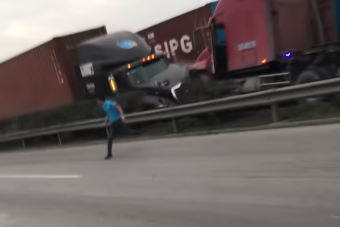 Ez a férfi a halál elől ugrott el az autópályán