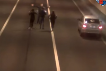 Életükkel játszottak az út közepén szelfiző fiatalok