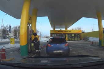 Csaló benzinkutast vettek videóra, rutinosan tette a dolgát