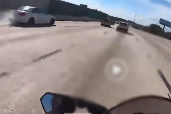 Durva véget ért a BMW és a motoros közúti küzdelme