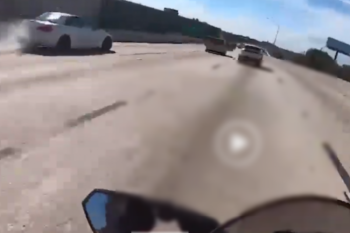 Durva véget ért a BMW és a motoros közúti küzdelme