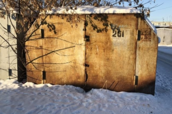 25 éve érintetlenül álló veteránt húztak ki egy elhagyott garázsból