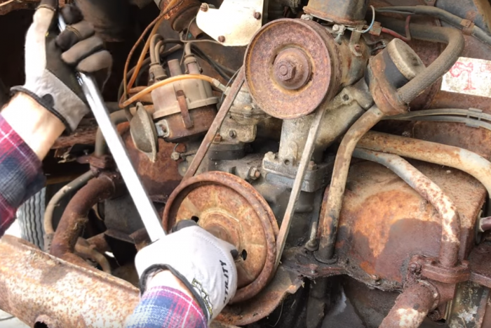 40 év állás után próbálta beindítani a rozsdás Volkswagent, így sikerült