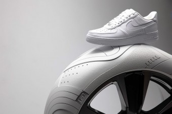 Autóra húztak edzőcipőt