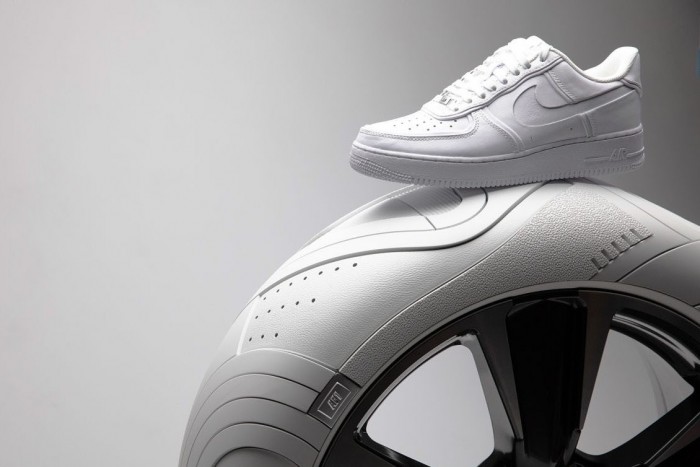 Autóra húztak edzőcipőt