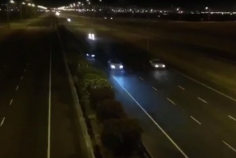 Halálforgást mutatott be egy BMW az autópályán