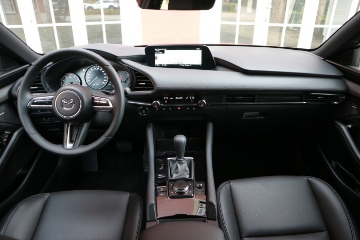 Új Mazda3: vagy izgalmas, vagy családi 4