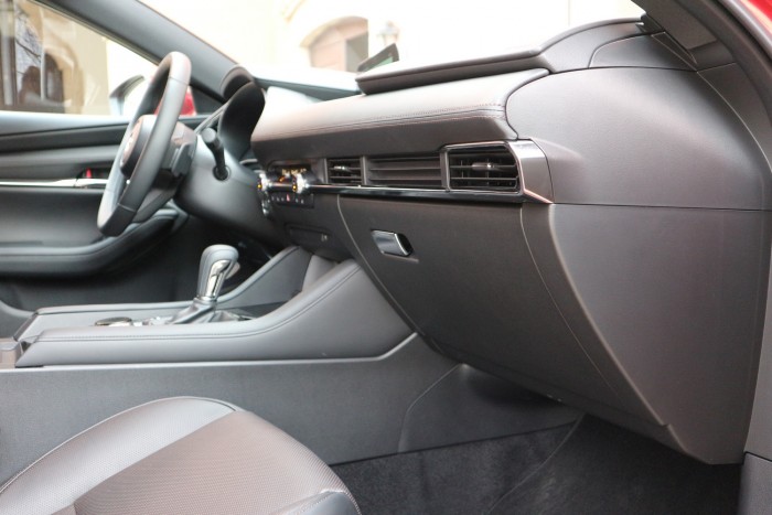 Új Mazda3: vagy izgalmas, vagy családi 5