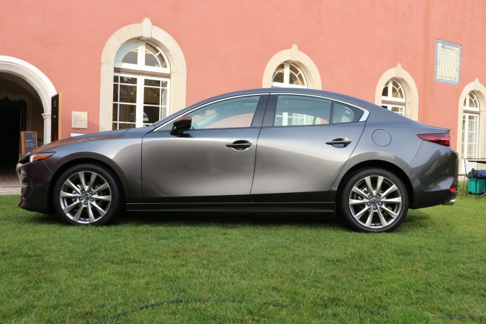Új Mazda3: vagy izgalmas, vagy családi 8