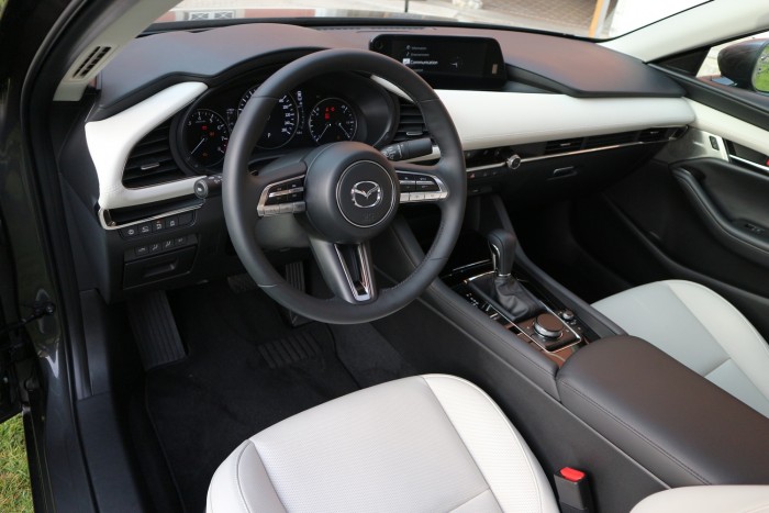 Új Mazda3: vagy izgalmas, vagy családi 6