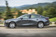 Új Mazda3: vagy izgalmas, vagy családi 106
