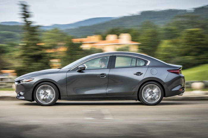 Új Mazda3: vagy izgalmas, vagy családi 9
