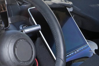 Gigantikus képernyőket kap a Mercedes zászlóshajója