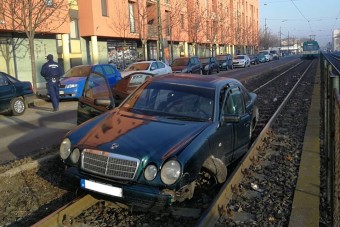 Autó akadályozza a H7-es HÉV közlekedését