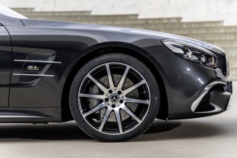 Szmokingba bújt a Mercedes luxusroadstere