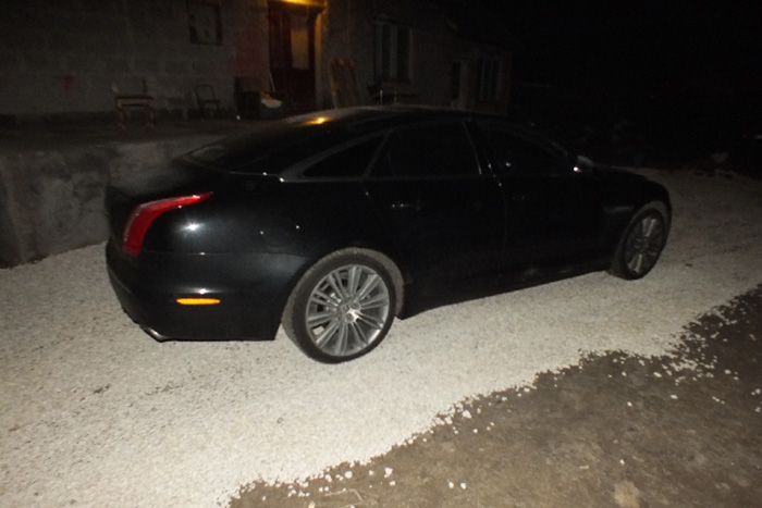 Járó motorral hagyta az utcán a Jaguarját Vácon, jött egy férfi, és persze elvitte