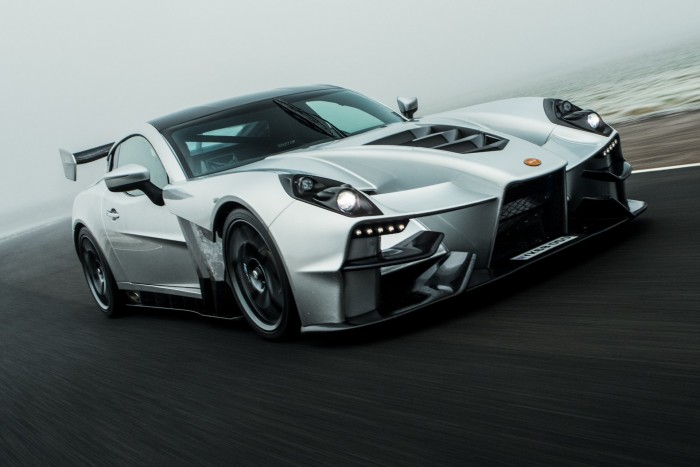 Rém rút ez a kocsi, de pont ettől gyors