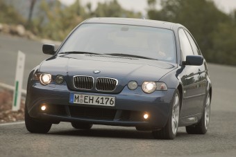 Sírjunk együtt: eltűnik a BMW hátsókerekes kompaktja