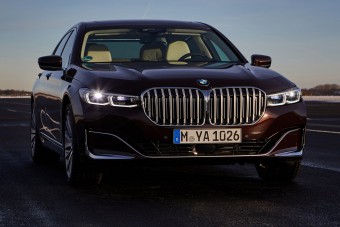 Erősebb, takarékosabb a BMW 7 konnektoros hibrid