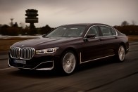 Erősebb, takarékosabb a BMW 7 konnektoros hibrid 16