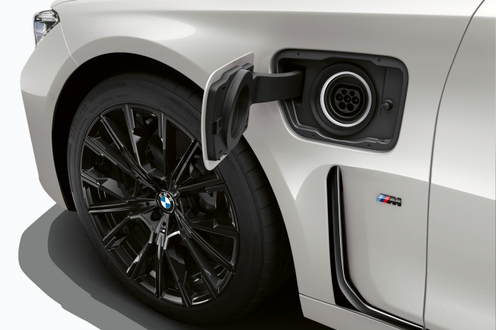 Erősebb, takarékosabb a BMW 7 konnektoros hibrid 2