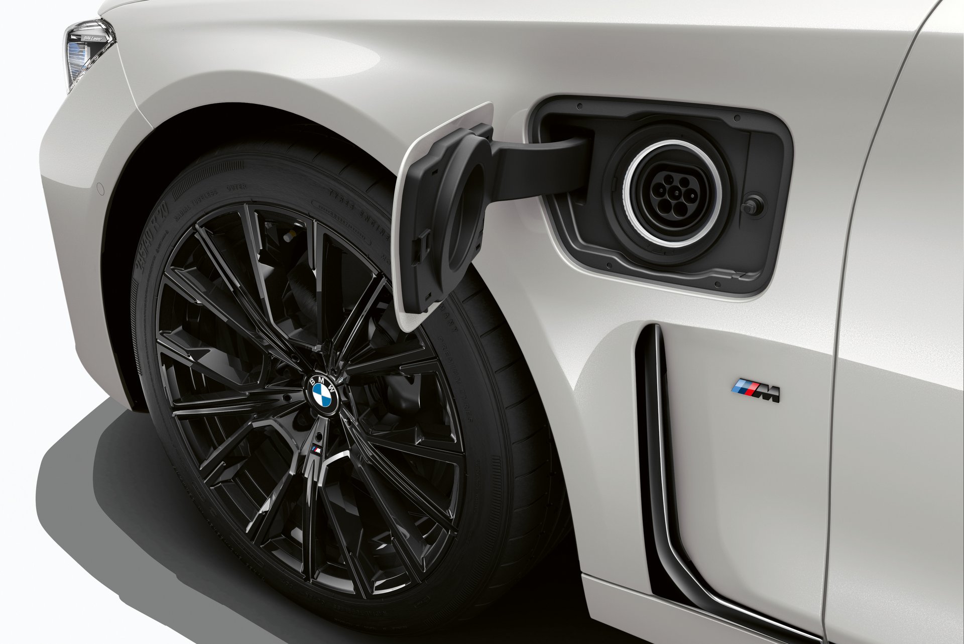 Erősebb, takarékosabb a BMW 7 konnektoros hibrid 8